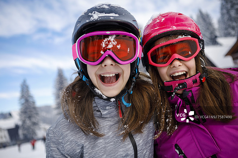 快乐的小滑雪者在寒假的肖像图片素材