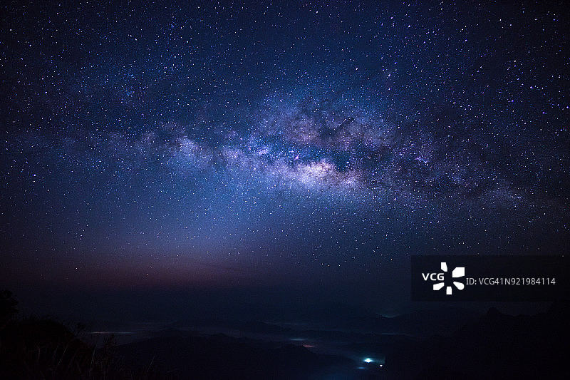泰国清莱府佛池发山上的银河图片素材