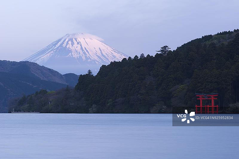 日本，日出时富士山后面的Ashi湖图片素材