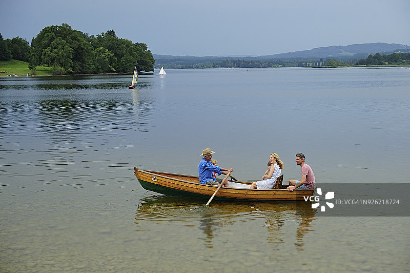 德国，巴伐利亚，穆尔瑙，一家人在划船图片素材