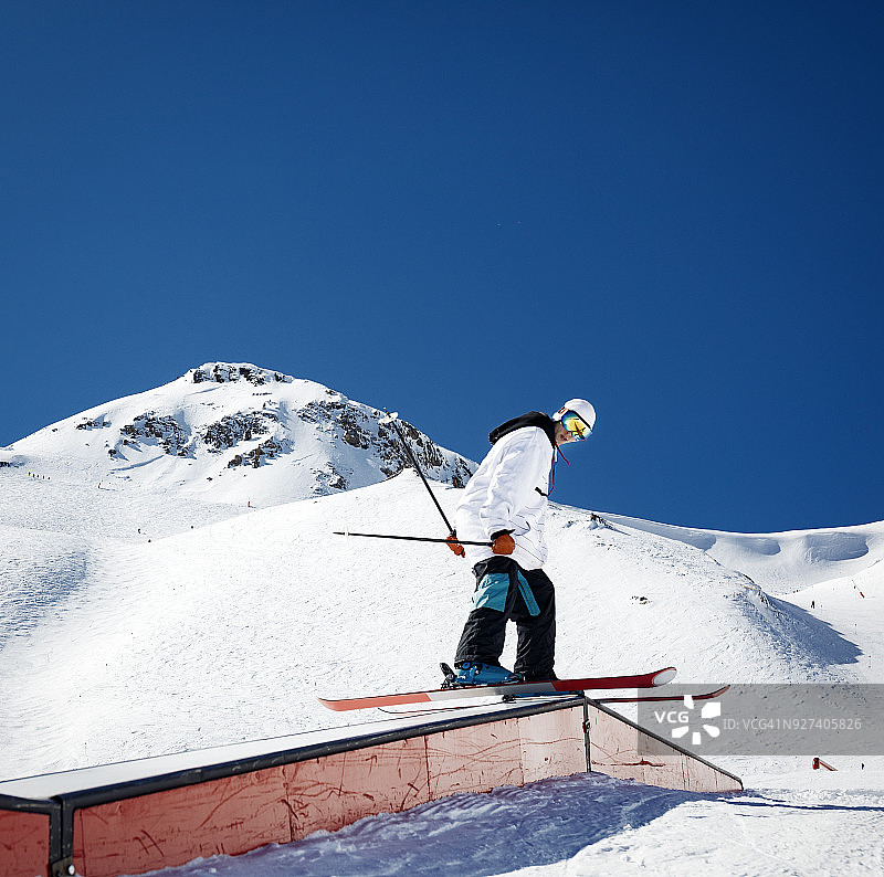 自由式滑雪者在雪场的铁轨上滑行图片素材
