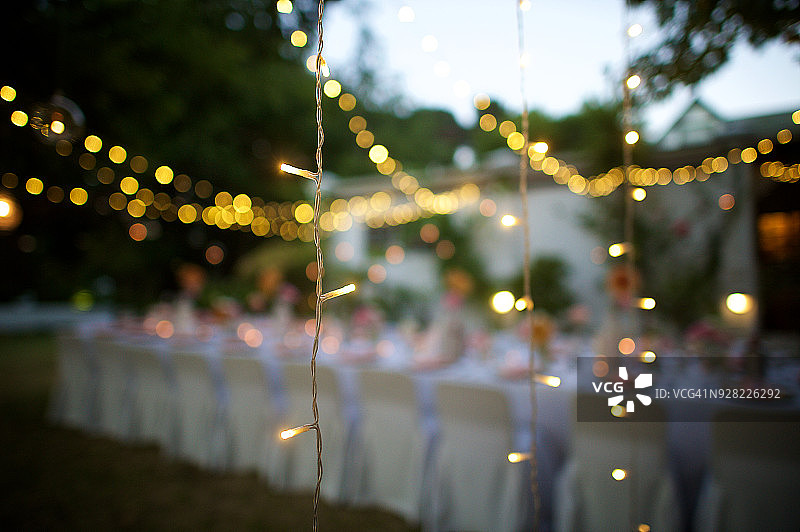 婚礼彩灯在黄昏聚焦图片素材
