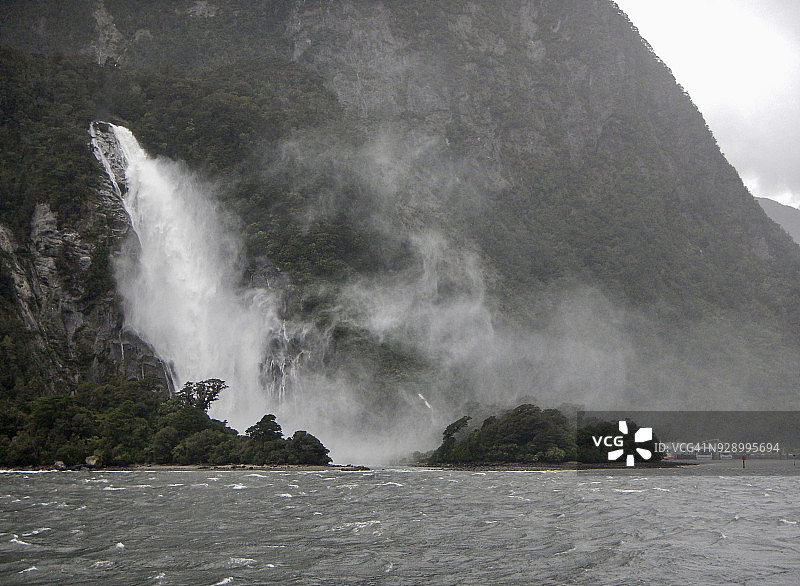瀑布在强风中向上吹，米尔福德湾，新西兰图片素材