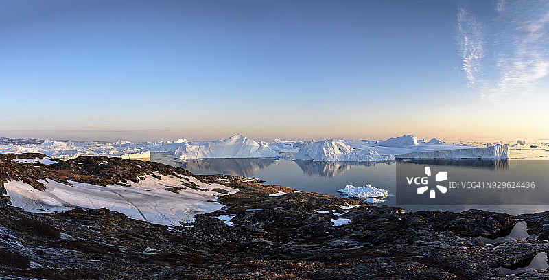 格陵兰岛日落时北冰洋上的冰山图片素材