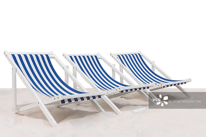 三个蓝色和白色条纹的沙滩椅在沙滩上孤立的白色背景图片素材