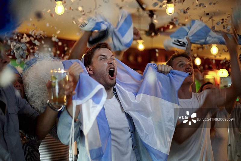阿根廷球迷在酒吧庆祝胜利图片素材