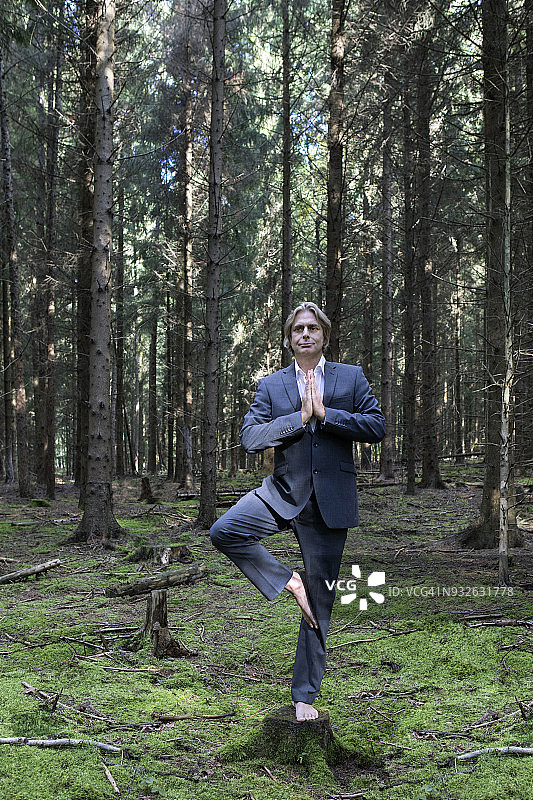 在森林里练习瑜伽的商人图片素材