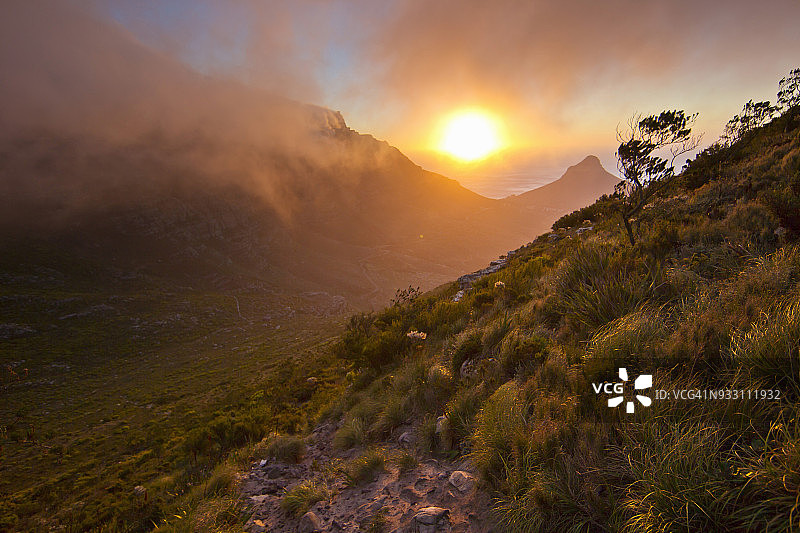 风景秀丽的日落在桌山和狮子头从徒步小径上看，恶魔峰，开普敦，西开普省，南非图片素材