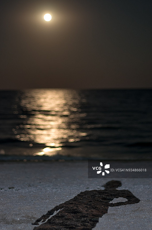 海边一个男人的影子，月光图片素材