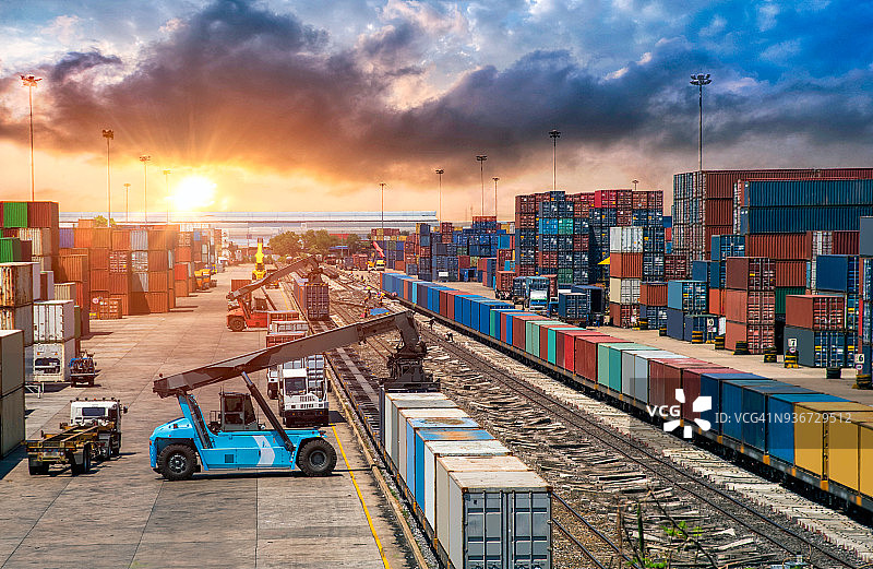 企业物流运输理念，以集装箱货物列车和卡车为物流进出口运输行业背景图片素材