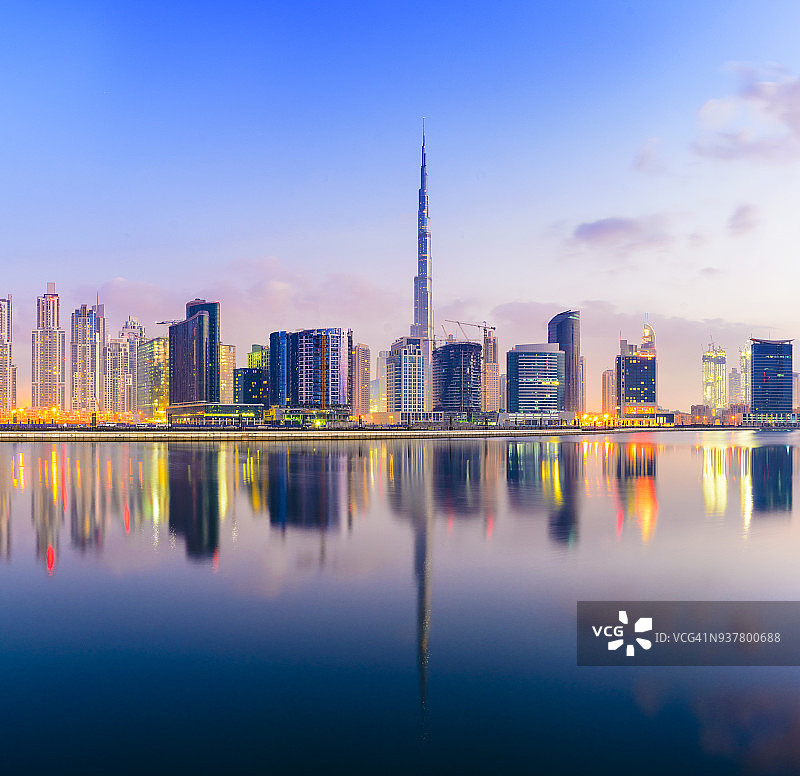 日落时分的迪拜市中心天际线图片素材