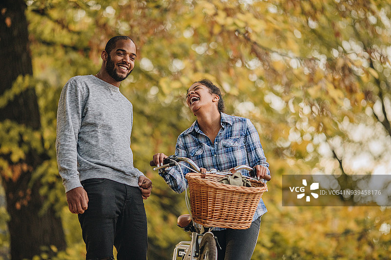 一对快乐的黑人夫妇在大自然中度过秋日。图片素材