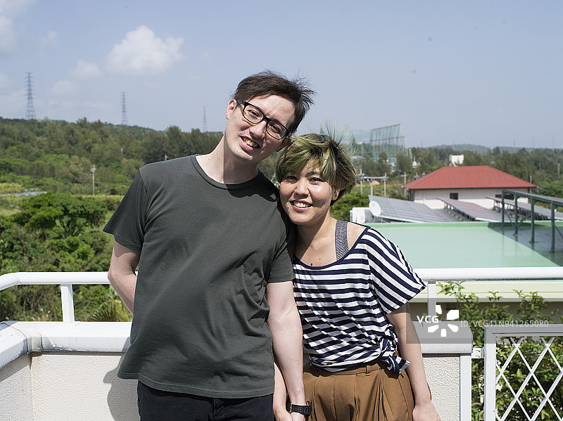 年轻的日本夫妇户外肖像图片素材