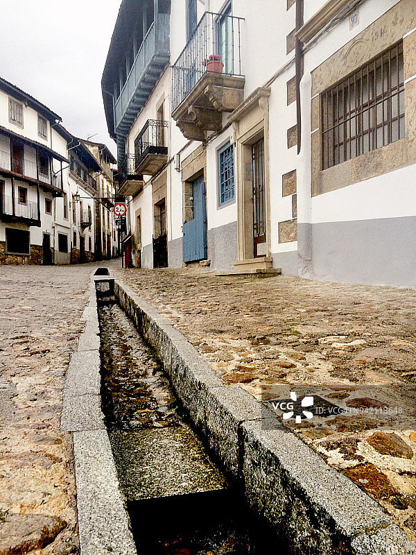 中世纪建筑城市景观，卡尔德拉里奥，西班牙图片素材