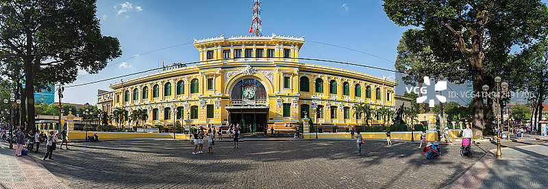 在越南胡志明市的蓝天背景下的西贡中央邮局。这座哥特式建筑的钢结构是由古斯塔夫·埃菲尔设计的。胡志明是一个受欢迎的亚洲旅游目的地。图片素材