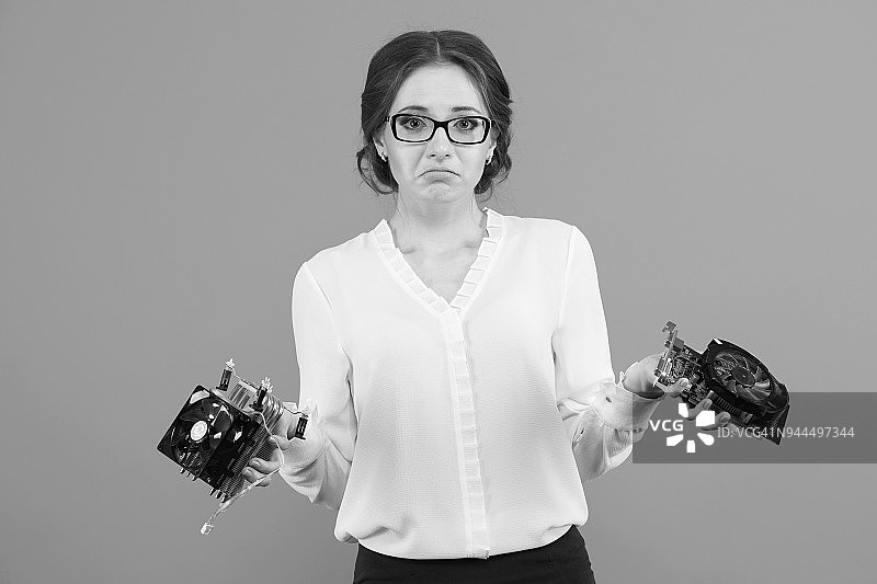 肖像自信美丽困惑困惑的年轻商业女人与设备电脑零件在黑白图片素材