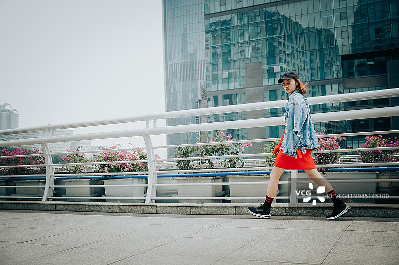 肖像天桥时尚亚洲女人在城市街道图片素材