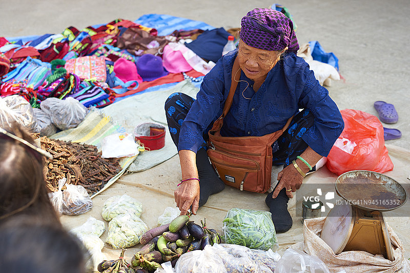 一位老妇人卖货物图片素材