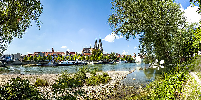 德国雷根斯堡，以大教堂和多瑙河为前景的老城图片素材