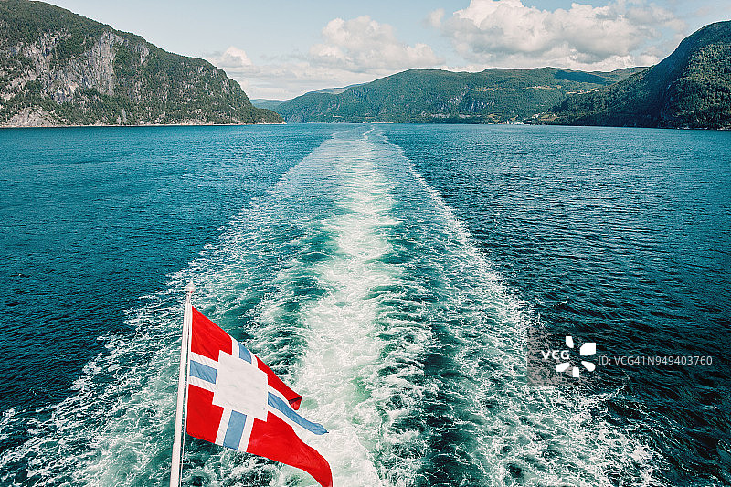 挪威国旗和峡湾乘船图片素材