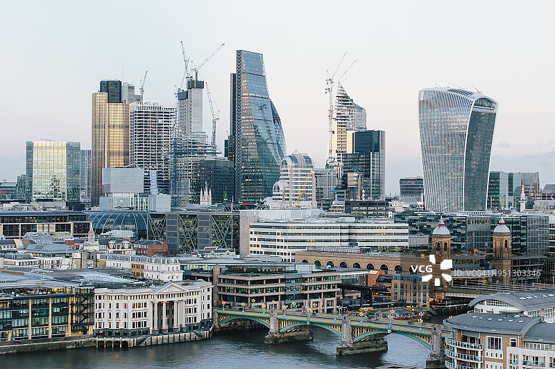伦敦城高角度的天际线在日落，英国，英国图片素材