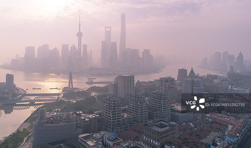上海清晨日出，上海外滩大厦鸟瞰图图片素材