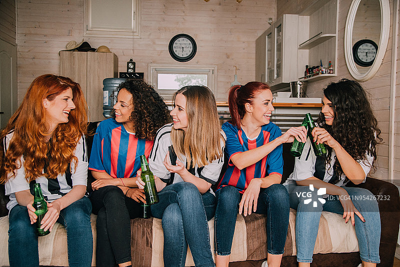 女球迷们一边聊天一边喝啤酒图片素材