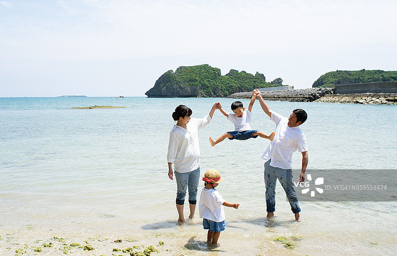 一家人在海滩上玩图片素材