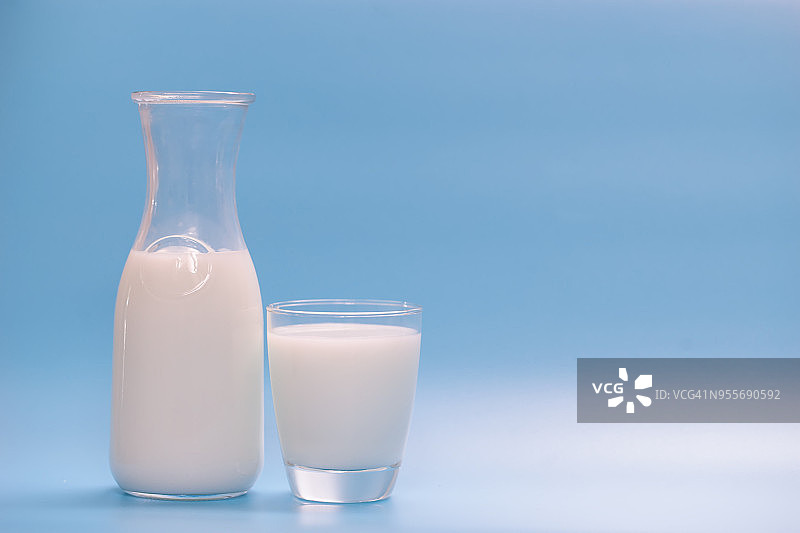 蓝色背景上的牛奶，牛奶，牛奶瓶，牛奶玻璃图片素材