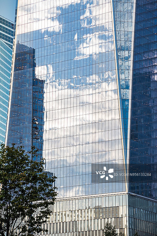 纽约世界贸易中心映衬着明亮的蓝天图片素材
