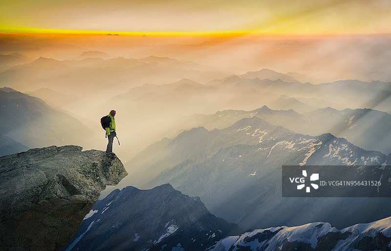 登山者站在山的边缘，看风景，Courmayeur, Aosta山谷，意大利，欧洲图片素材