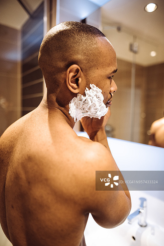 男人在镜子前刮胡子图片素材