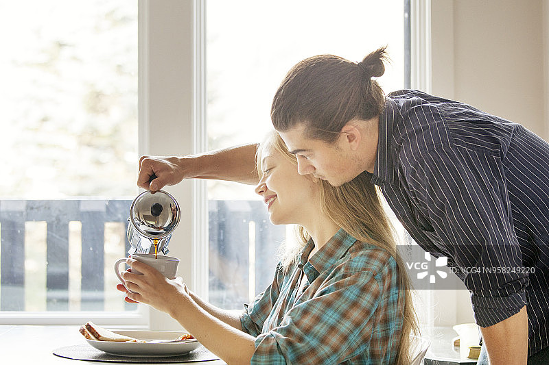 男人在家为女朋友倒咖啡图片素材