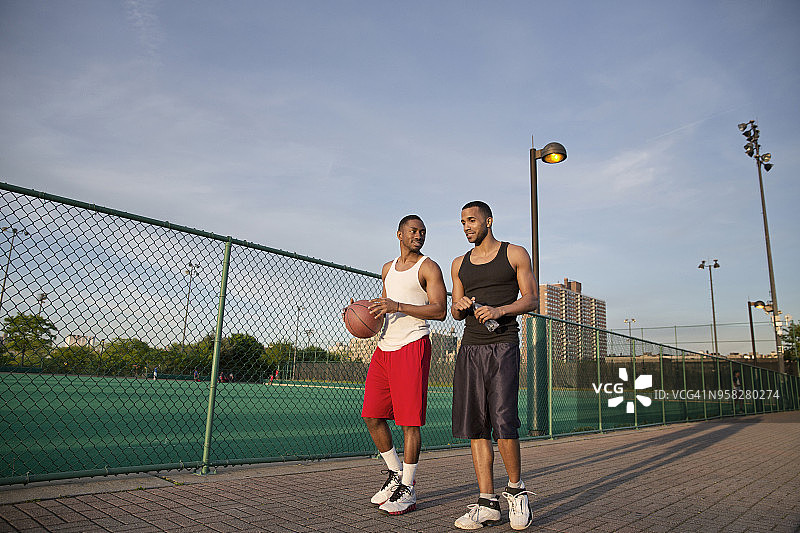 篮球运动员在球场上边走边说话图片素材