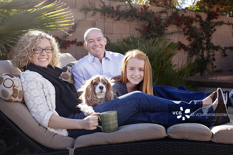 幸福家庭坐在躺椅上的肖像图片素材