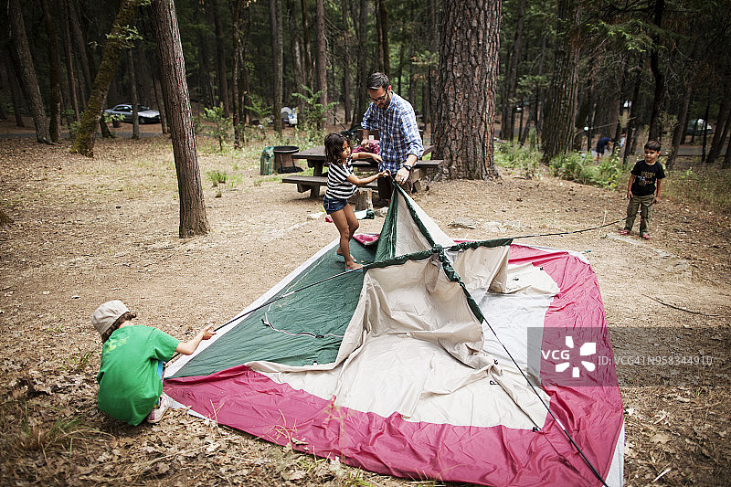 一家人在森林里搭帐篷图片素材