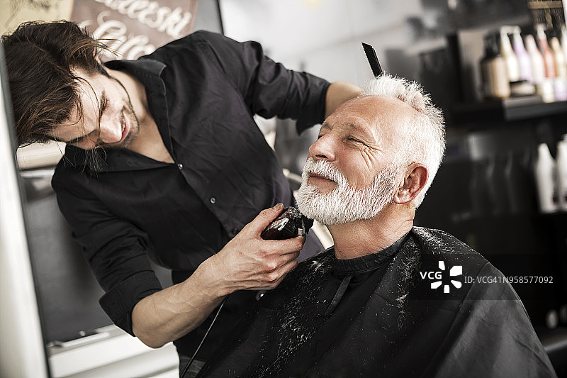 一位长者要求有时间去理发店修胡子图片素材