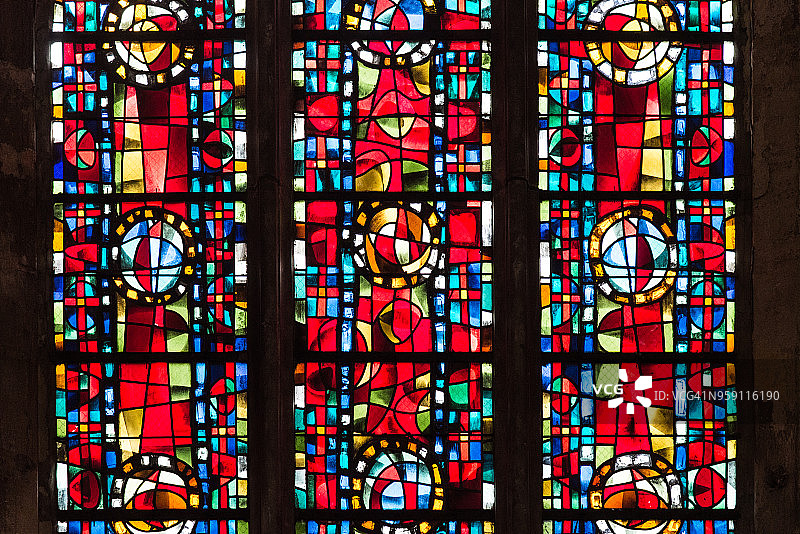 法国图尔市圣加提亚努斯大教堂的彩色玻璃窗图片素材
