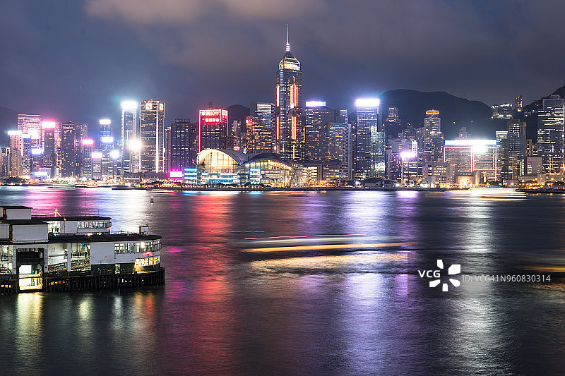 令人惊叹的香港维多利亚港夜景和摩天大楼的湾仔区图片素材