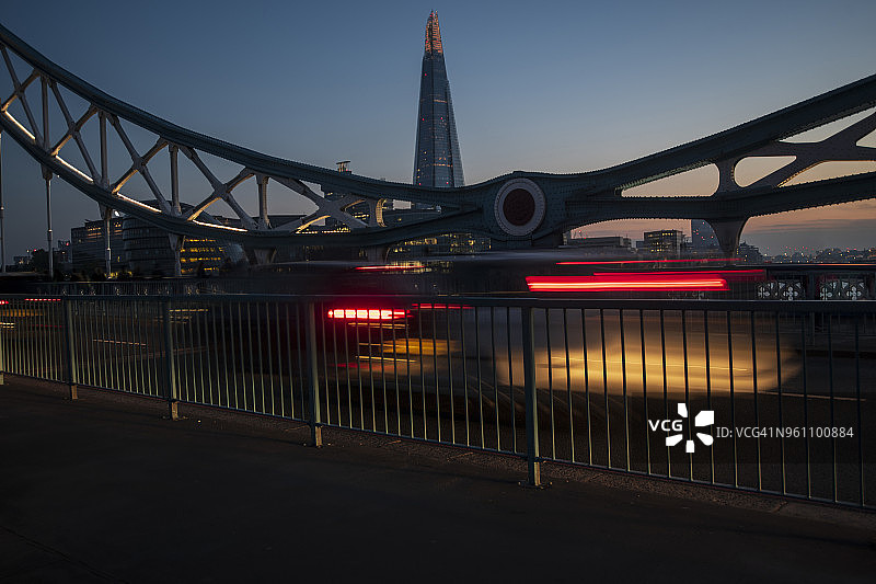 伦敦灯光，塔楼，桥梁，河流和城市天际线图片素材