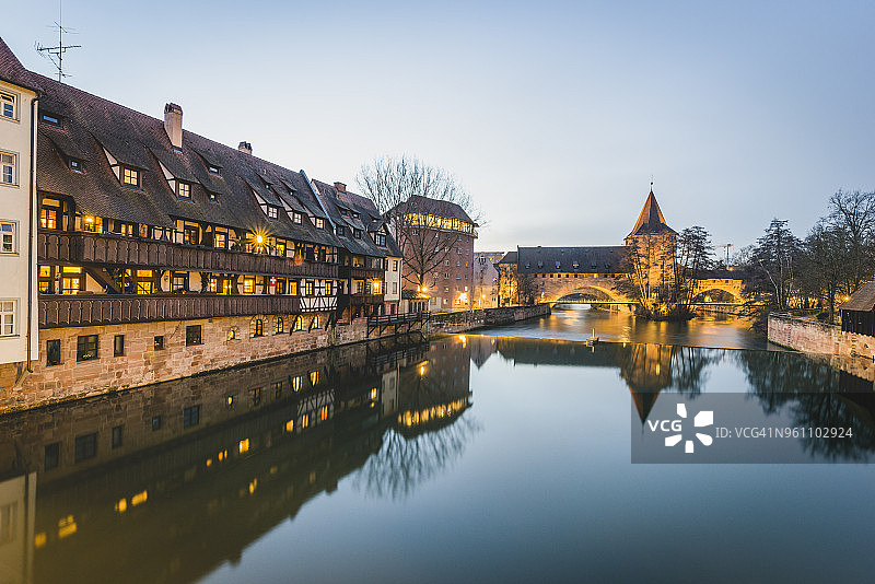 德国，巴伐利亚，纽伦堡，老城，哈勒特桥，蓝色时刻的佩格尼茨河图片素材