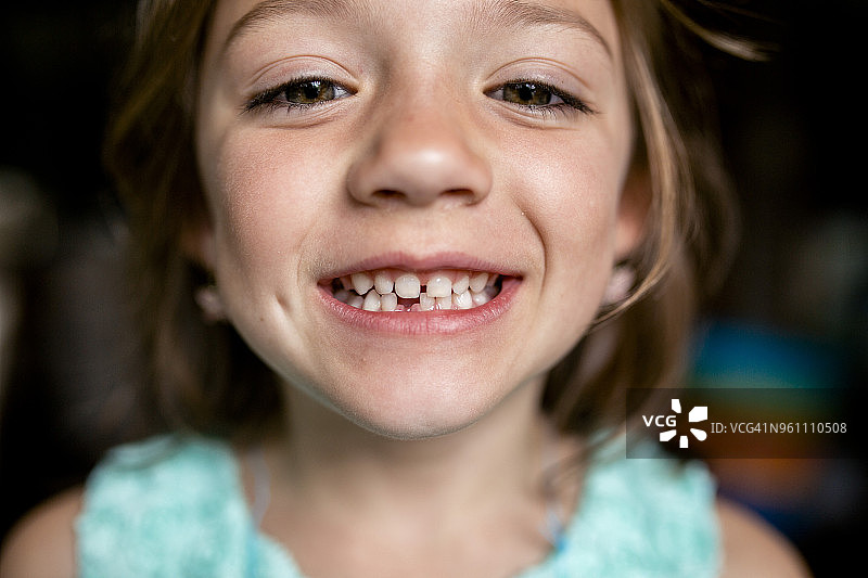 特写照片的女孩显示间隙的牙齿图片素材