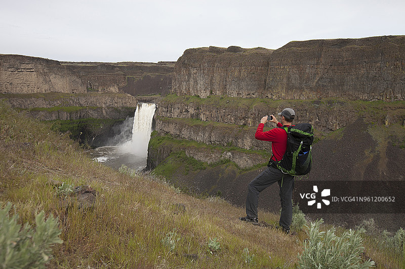全长男子拍摄瀑布在帕卢斯瀑布州立公园图片素材