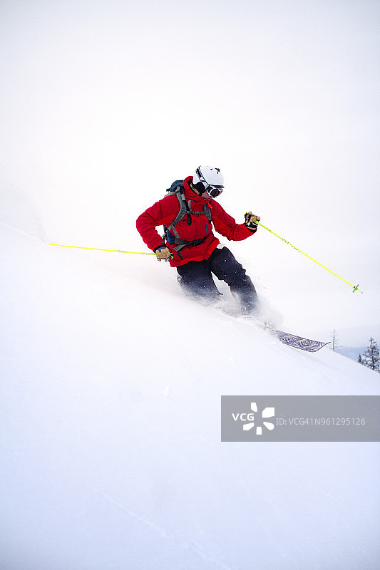 在雪地上滑雪的人迎着天空图片素材