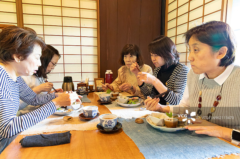 5位老年女性一起享受美食图片素材