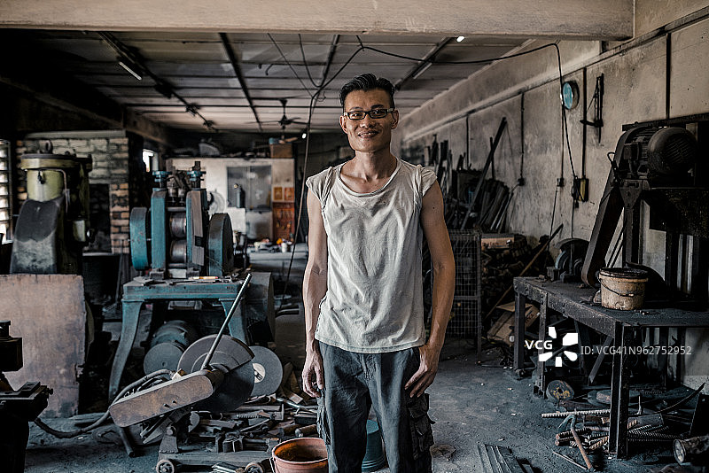 亚洲工人在铁匠铺的肖像图片素材