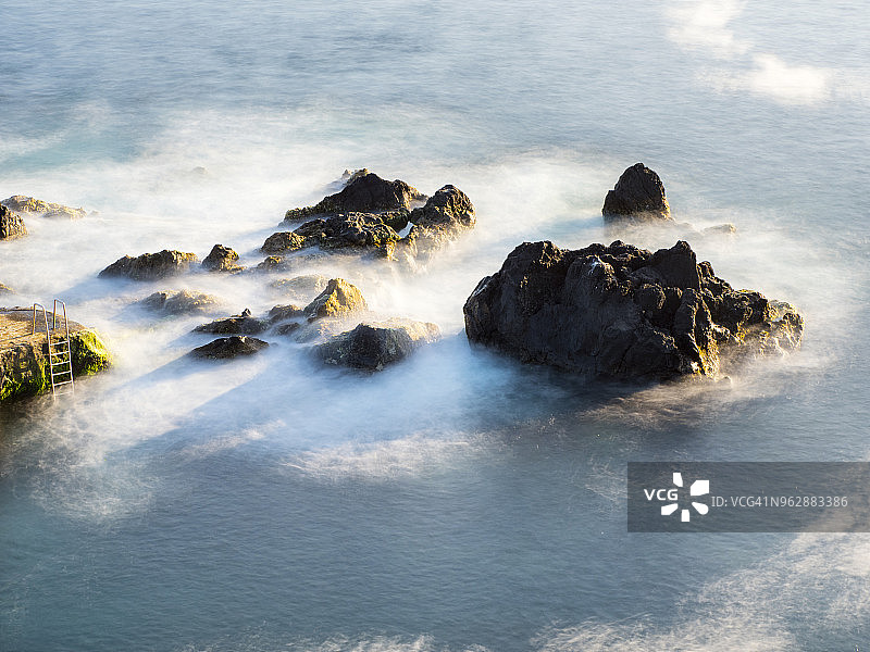 在岩石熔岩海岸附近的大西洋，Cinco Ribeiras, Terceira岛，亚速尔群岛，葡萄牙图片素材