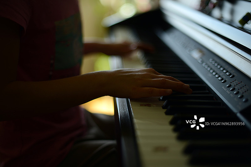 年轻女孩弹钢琴图片素材