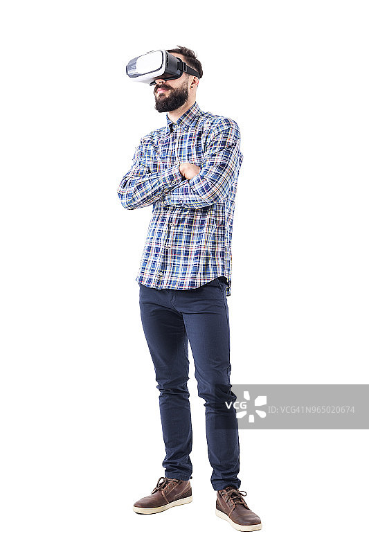 留着胡子的成年商人双臂交叉，戴着虚拟现实眼镜图片素材