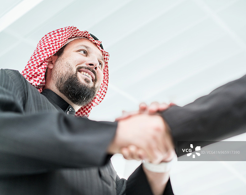 阿拉伯商人握手图片素材